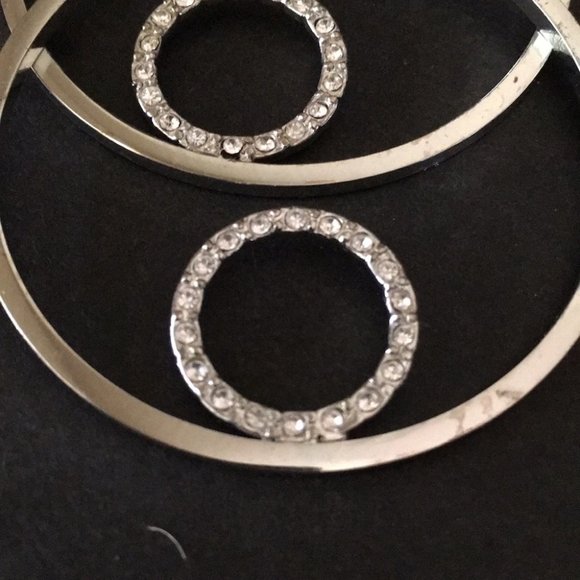 9 Sets of Fashion Earrings - Picture 10 of 12